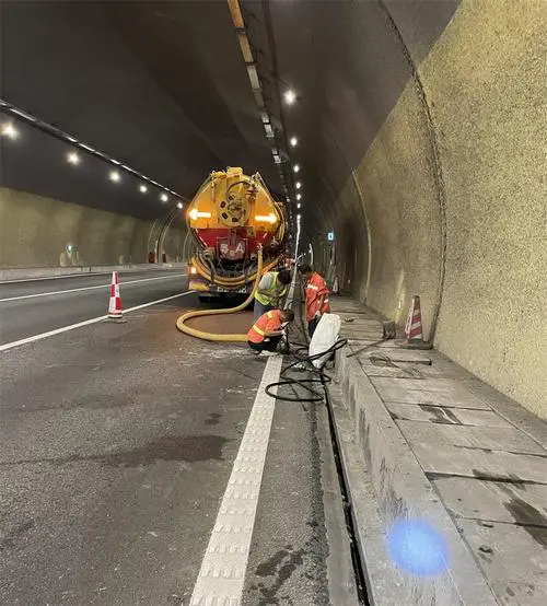 宁洱隧道排水渠清淤